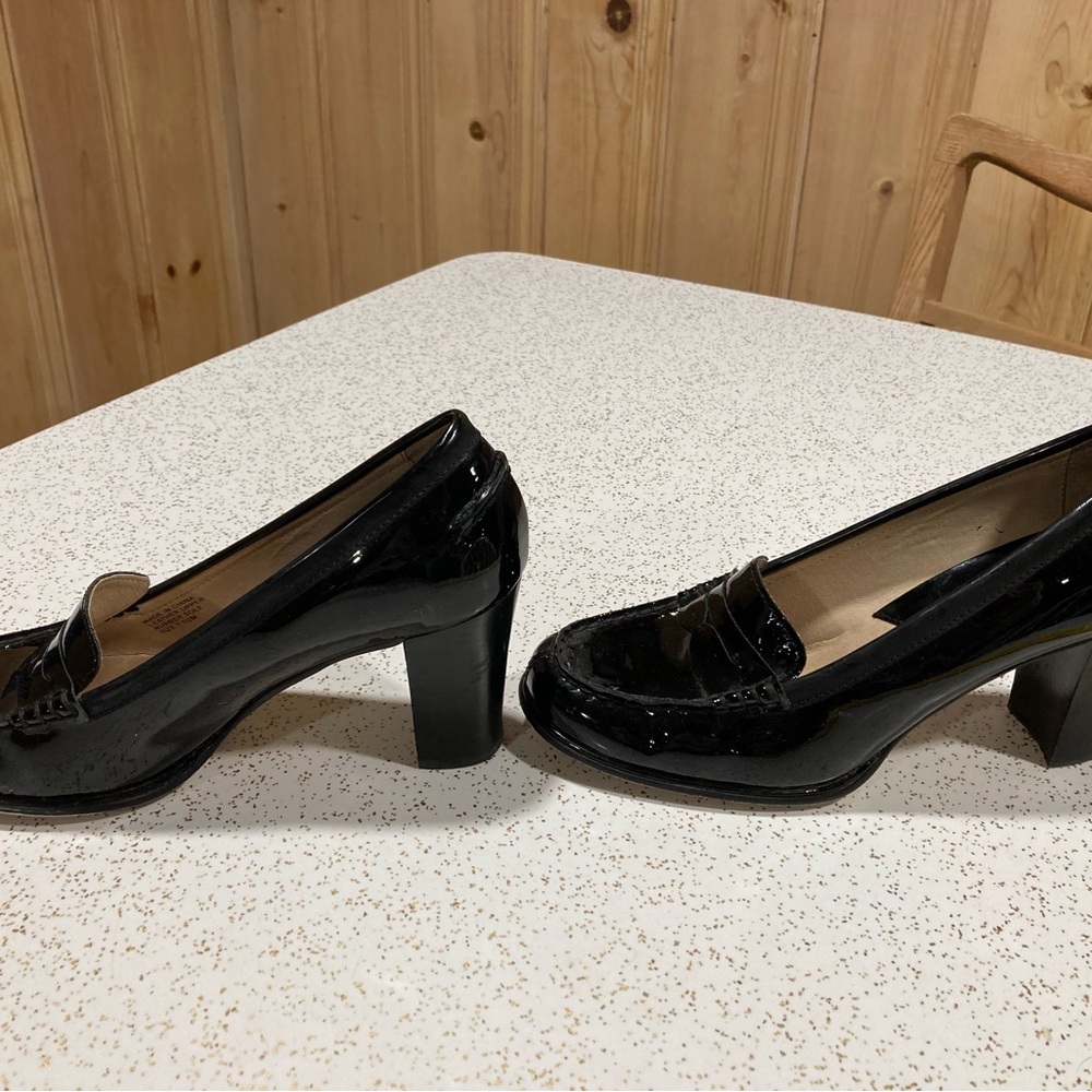 Black Heels with Patent Leather Finish and Block Heel - Picture 2 of 5